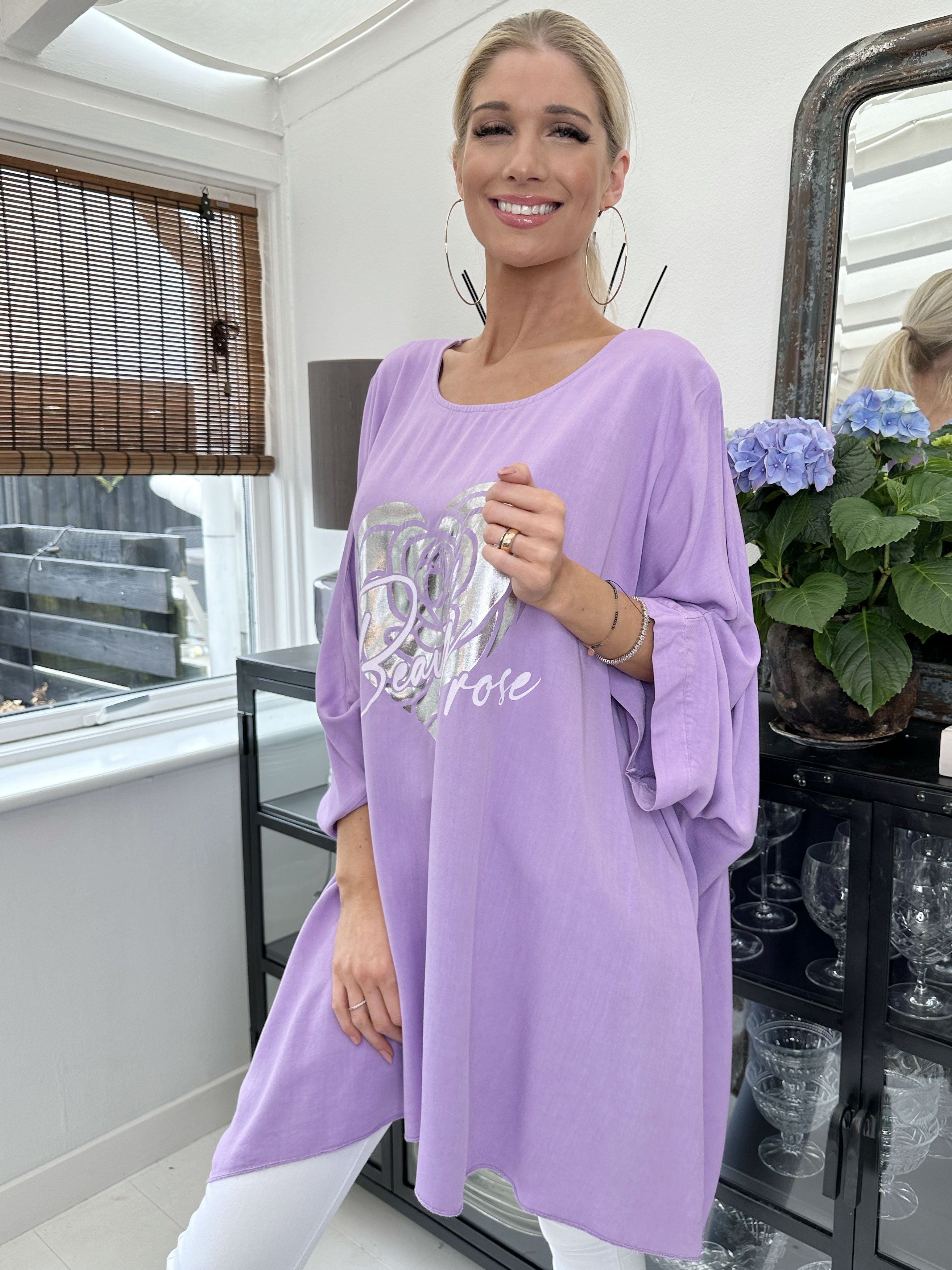 Flavia - T-shirt med sølv print og flagermusærmer